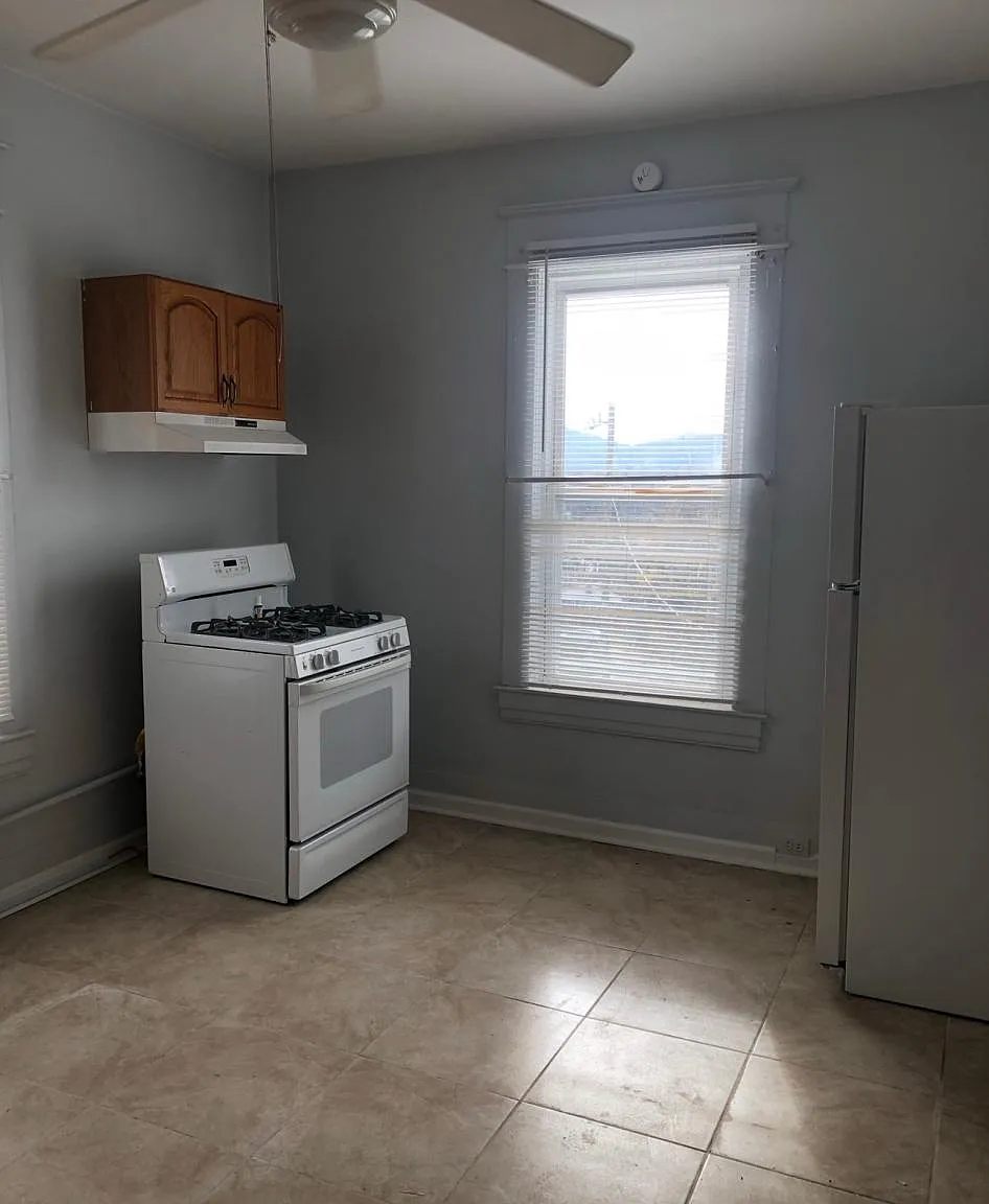 1102 Staunton Ave NW — Photo 1