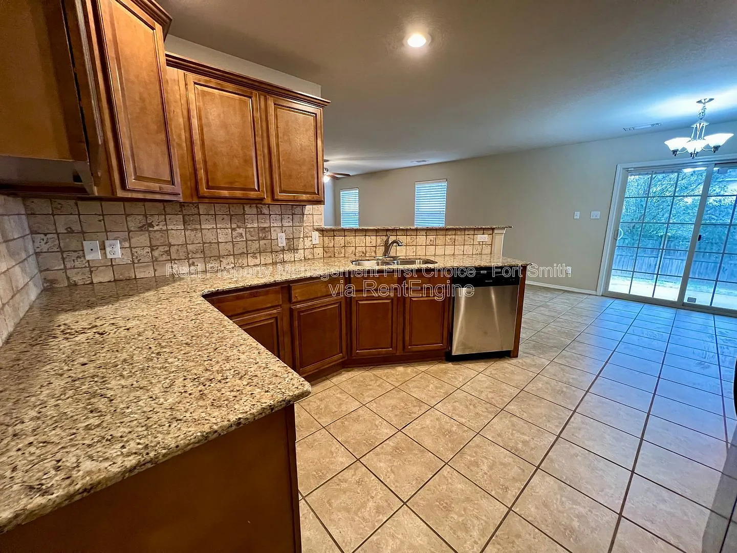 4 bed, 2.0 bath, 2025 sqft, $1,699 — Photo 4