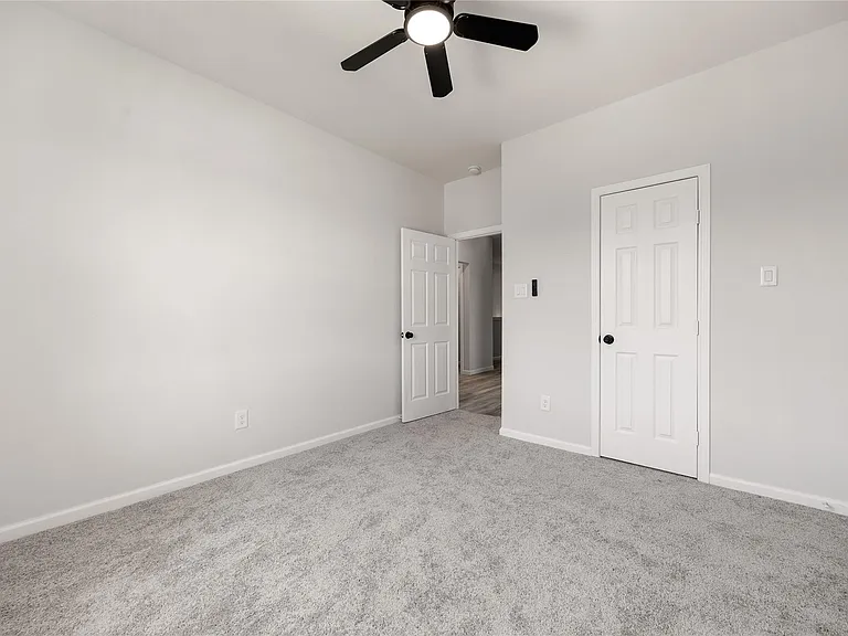 8 Donna Ct #B — Photo 15