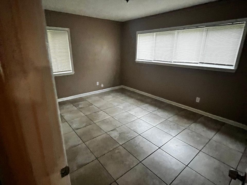 1st image of 429 Edison Dr