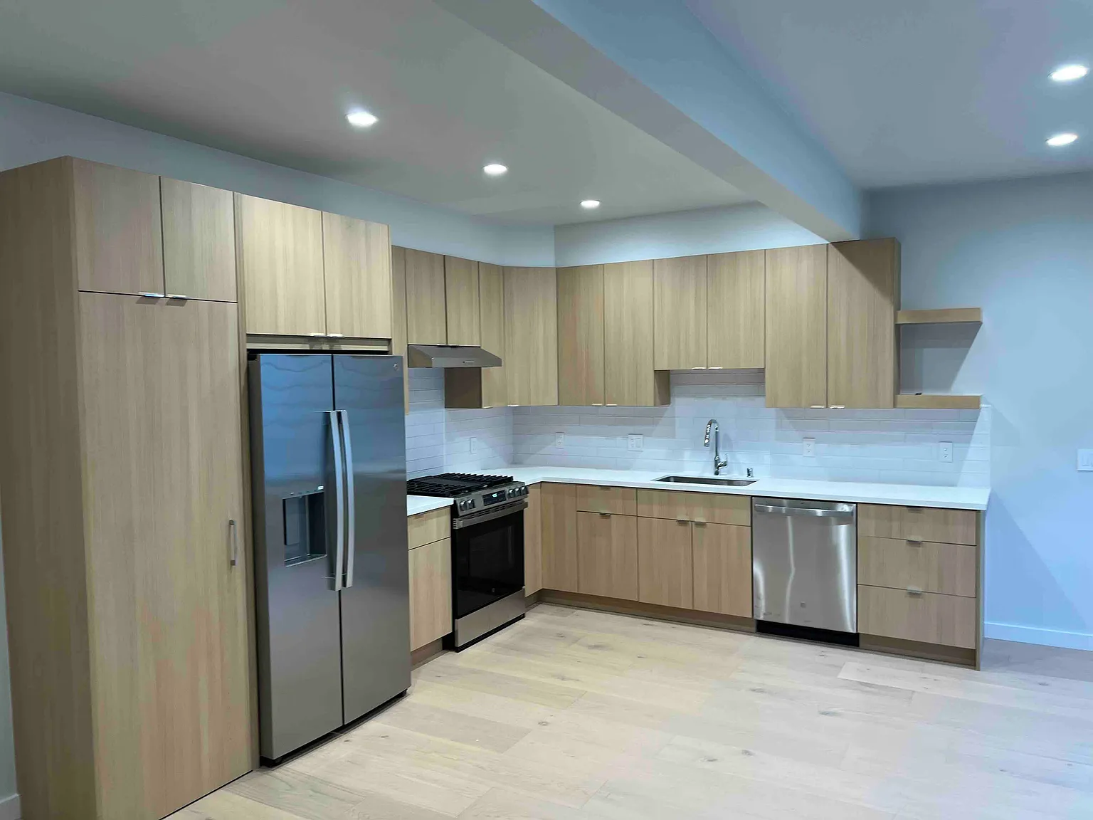 2 bed, 975 sqft, $6,450 — Photo 2