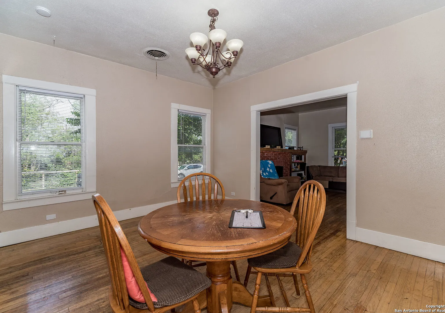 4 bed, 2.5 bath, 2000 sqft, $2,200 — Photo 3