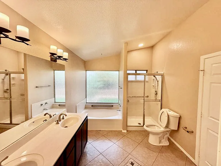 7568 W Kerry Ln — Photo 1