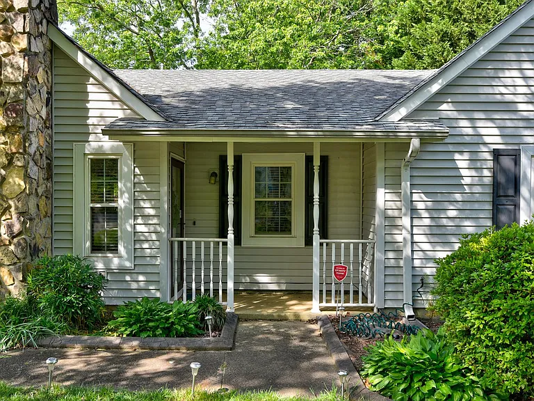 2598 Redfield Dr — Photo 2