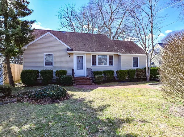 22 Paprocki Avenue, West Islip, NY 11795