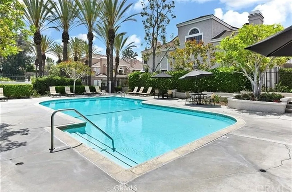 2 bed, 1046 sqft, $4,950 — Photo 4