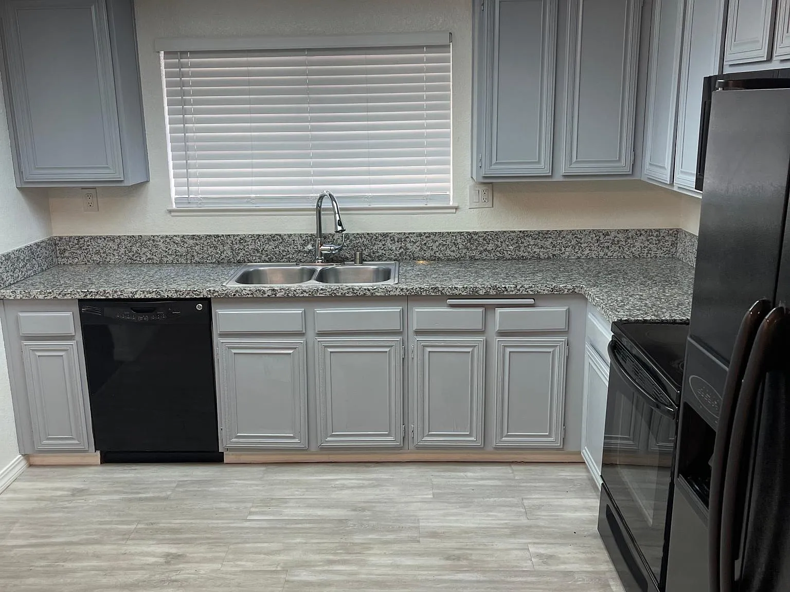 2595 El Portal Dr — Photo 2