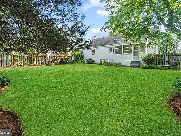 9407 Singleton Dr — Photo 23