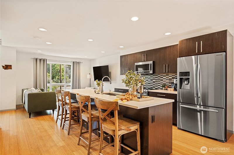 2nd image of 1459 S Columbian Way