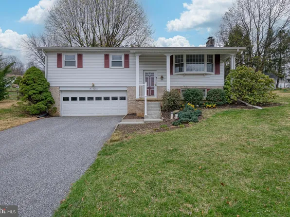 418 Holyoke Dr, York, PA 17402