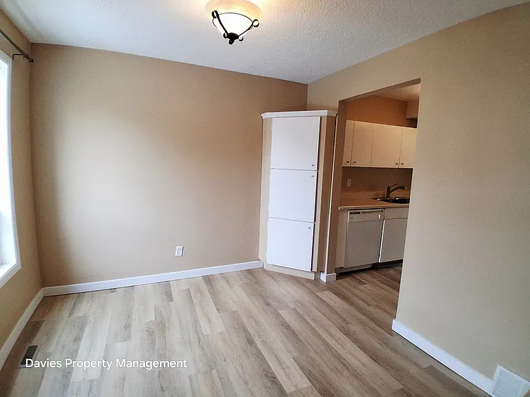 636 Saddleback Rd NW — Photo 4