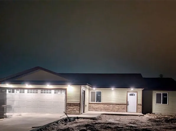 909 W 13th St, Vinton, IA 52349