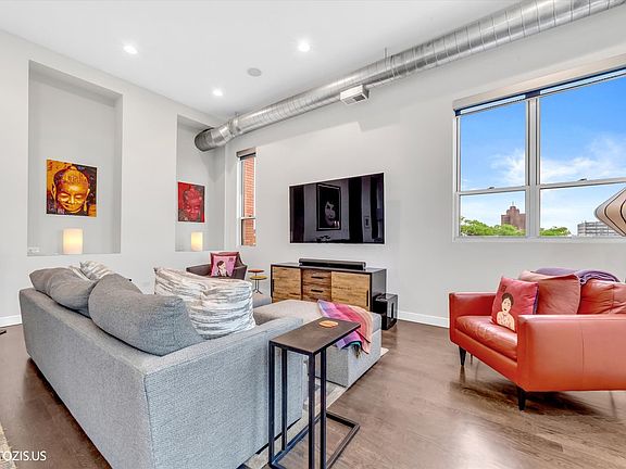 5th image of 2411 W Walton St APT 3E