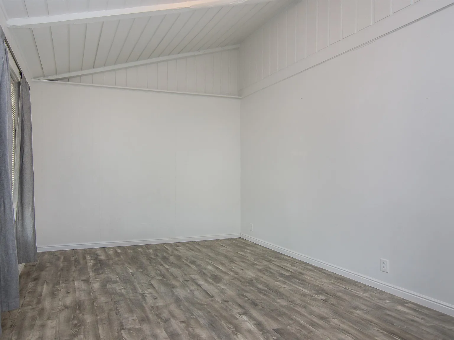 3300 S "10-Plex" - 2570... — Photo 3