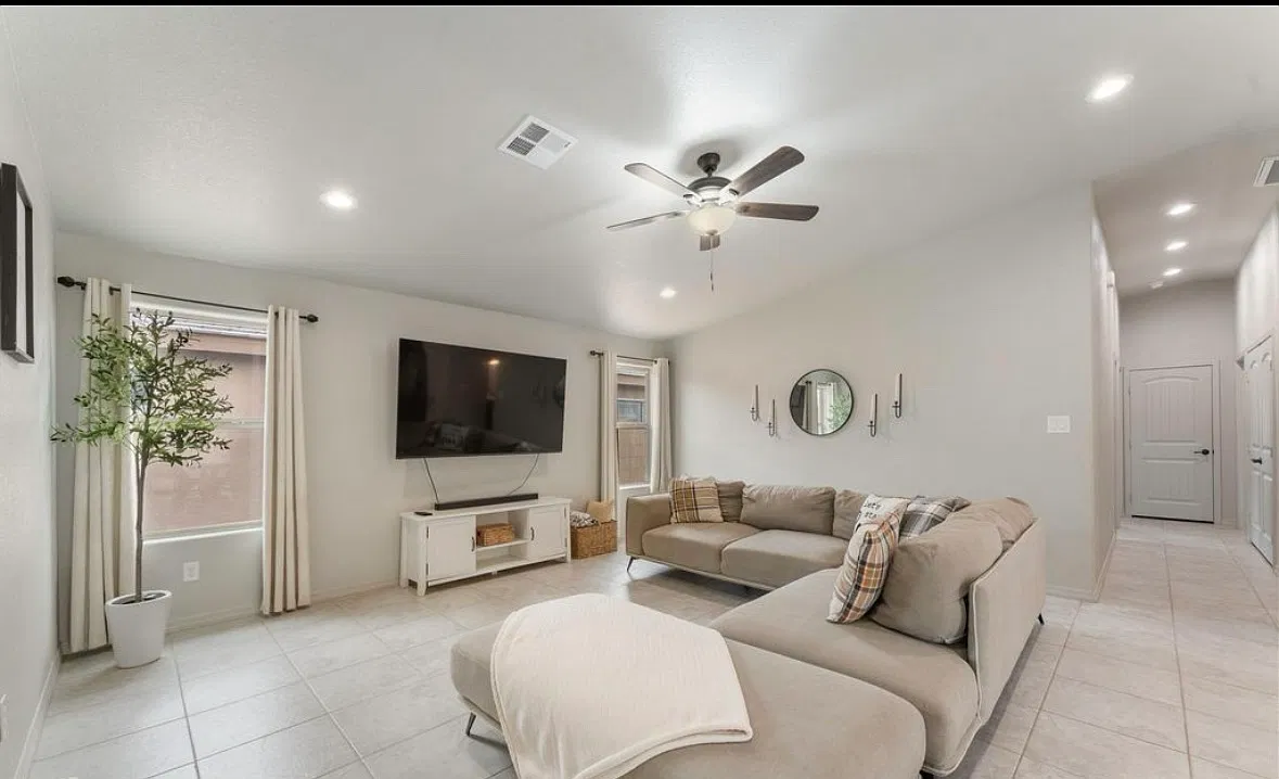 4 bed, 1659 sqft, $2,350 — Photo 2
