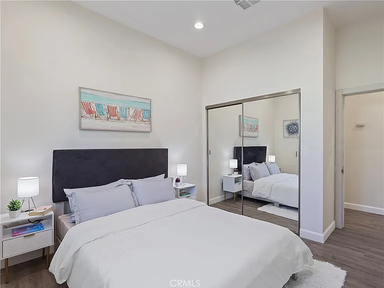 15803 Chatsworth St — Photo 24