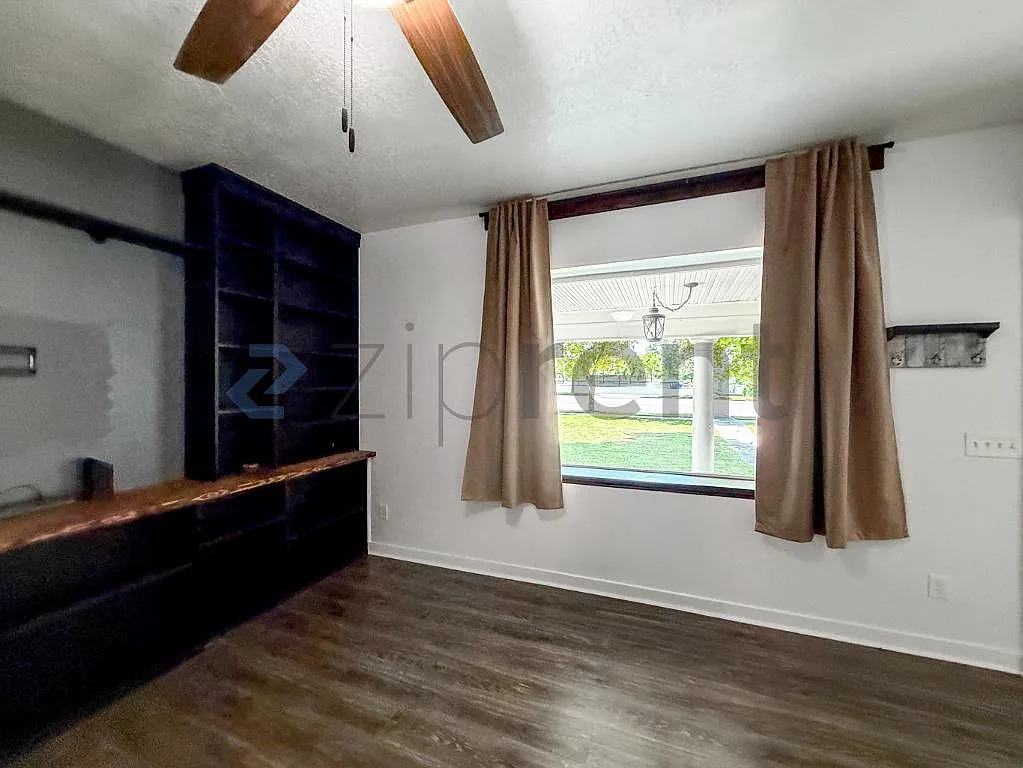 4 bed, 2.5 bath, 1936 sqft, $2,800 — Photo 2