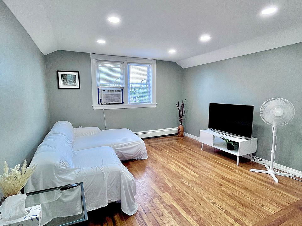 1st image of 712 Main St Floor 3