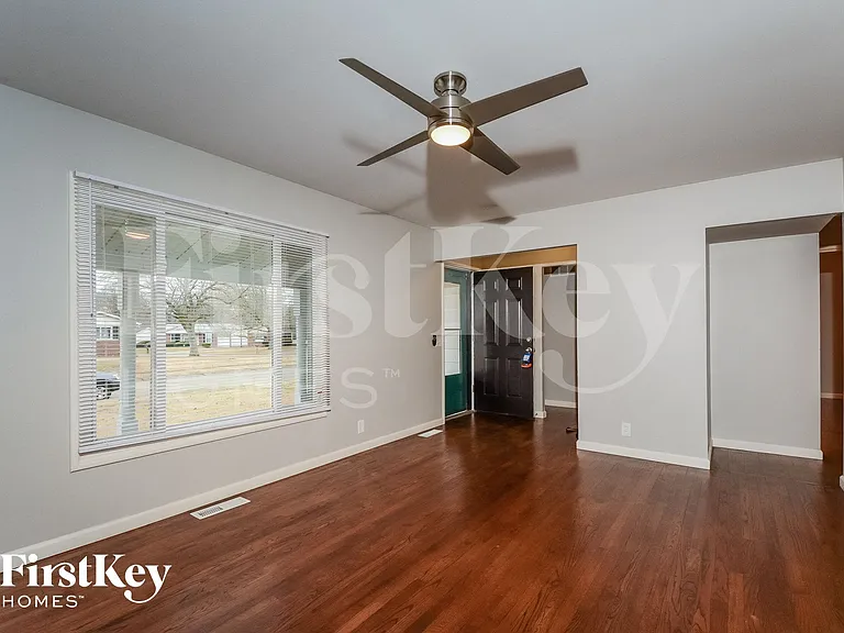 2415 Cambridge Dr — Photo 2