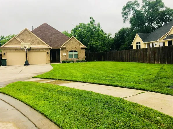 201 Village Dr, Sealy, TX 77474