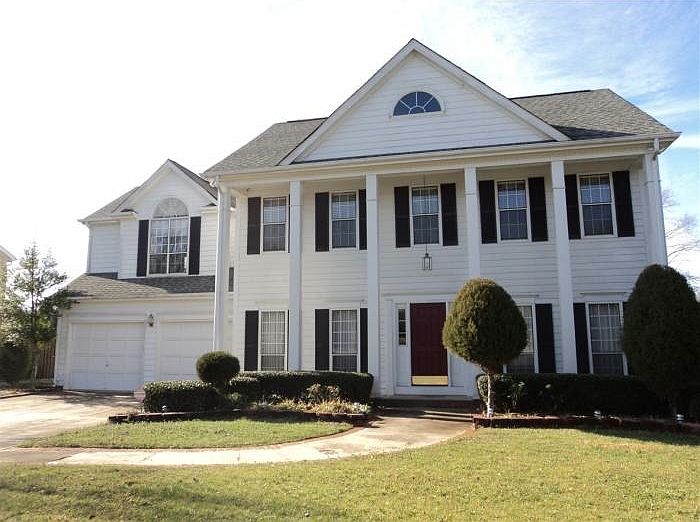 Stately home w pillars in