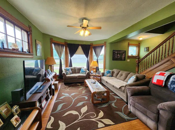 907 Lawler St, Emmetsburg, IA 50536