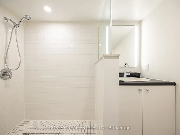 88 Manor Rd E — Photo 39