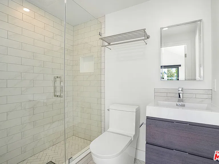 564 N Arden Blvd — Photo 36