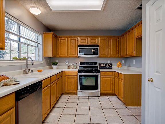 3rd image of 5425 Crater Lake Dr