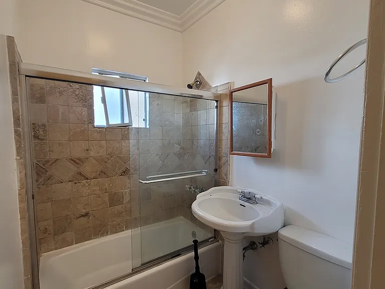 Reeves Apartments — Photo 18