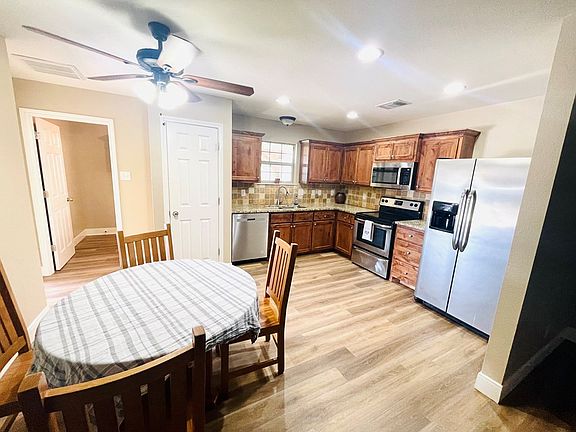 2nd image of 2301 Lindell Ave