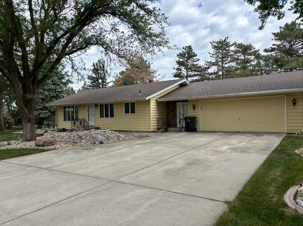 858 W 9th St, Winner, SD 57580