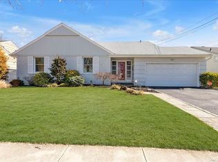 1611 Lakeview Dr, Hewlett, NY 11557