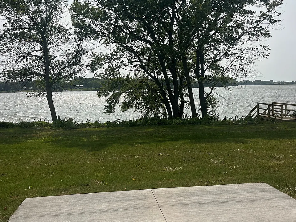 10 Lake Ln