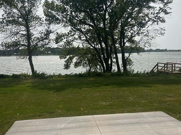 10 Lake Ln