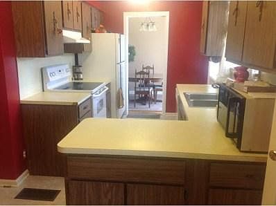 2nd image of 10 Darlyn Dr