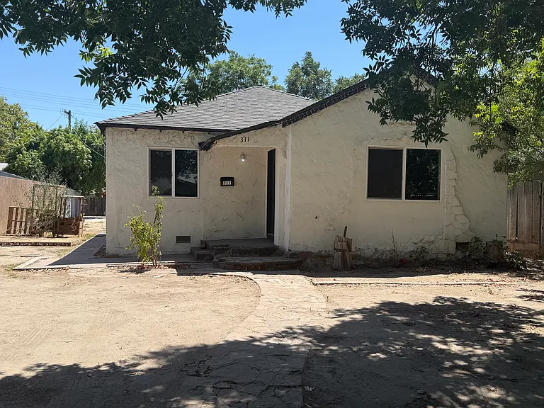311 California Ave — Photo 1