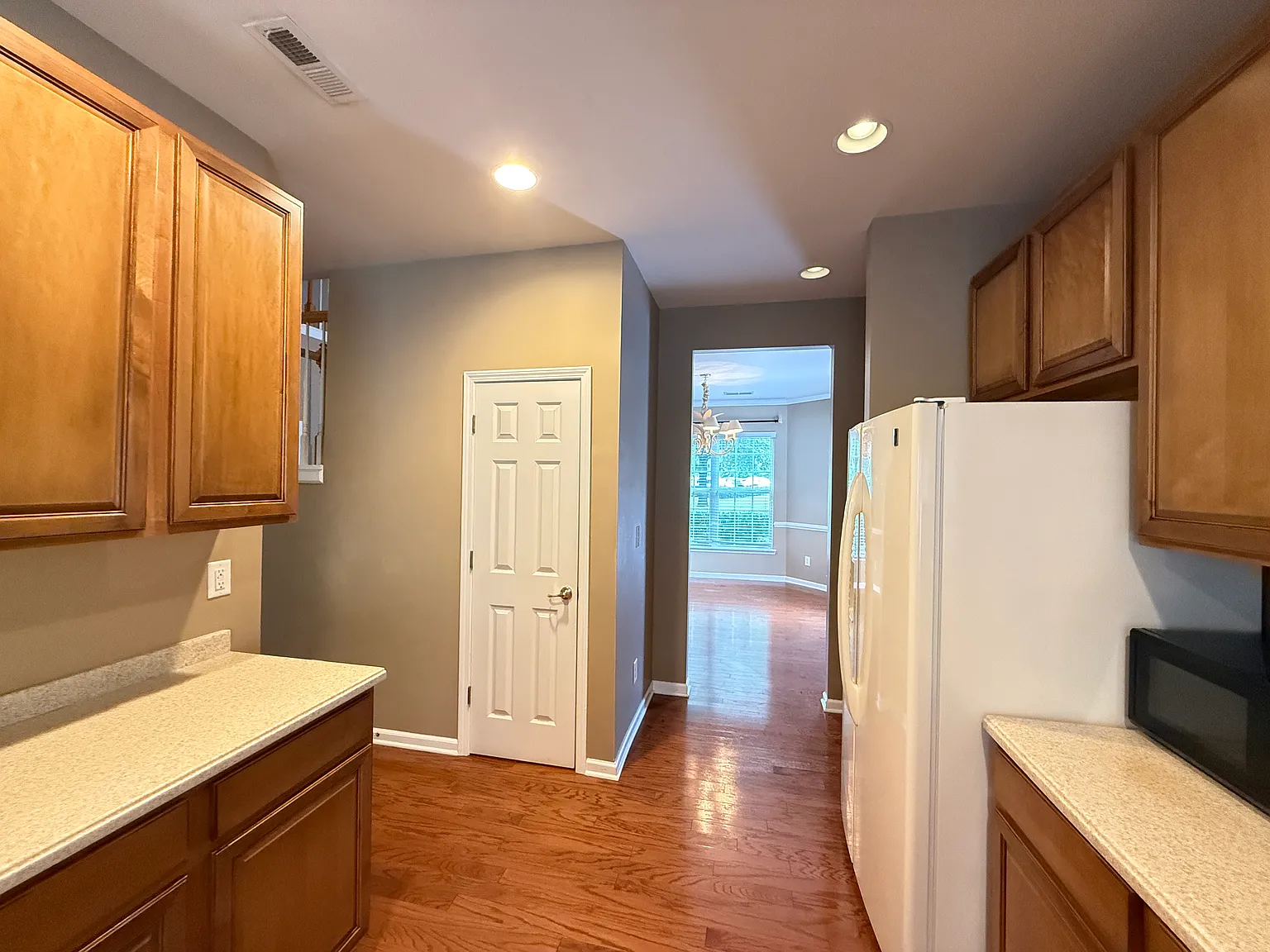 3 bed, 2.5 bath, 2419 sqft, $2,400 — Photo 4