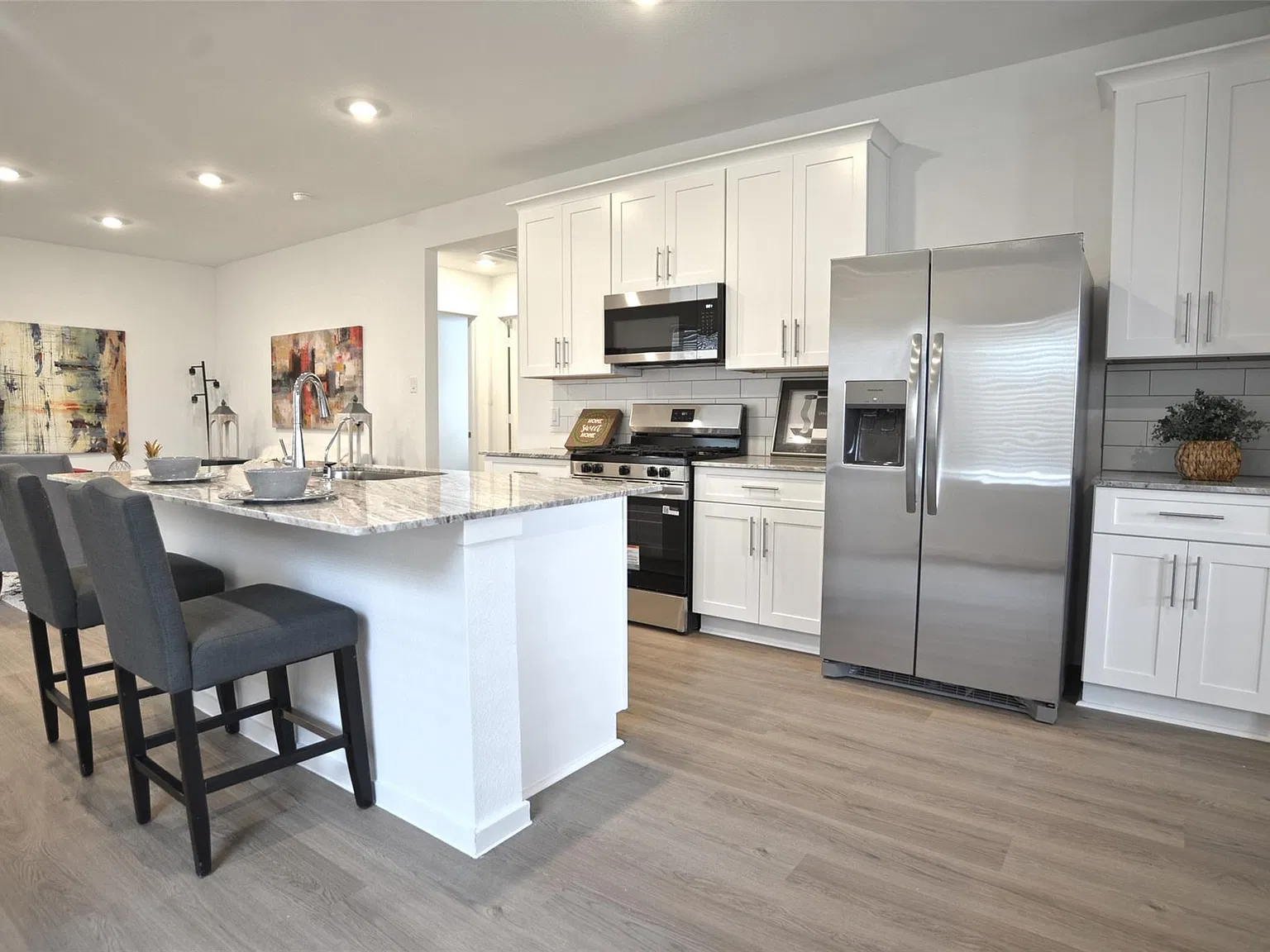 3 bed, 2.0 bath, 1396 sqft, $2,500 — Photo 4