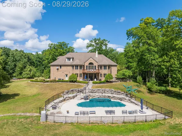 2550 Birch Grove Ct, Oxford, MI 48370