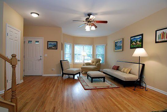Spacious living room w/bay window