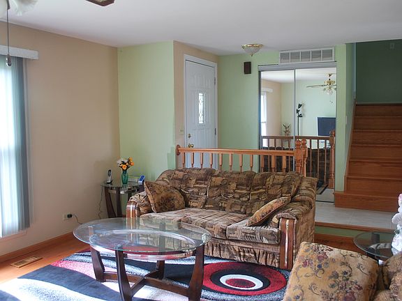 3rd image of 12 Woodbury Ct