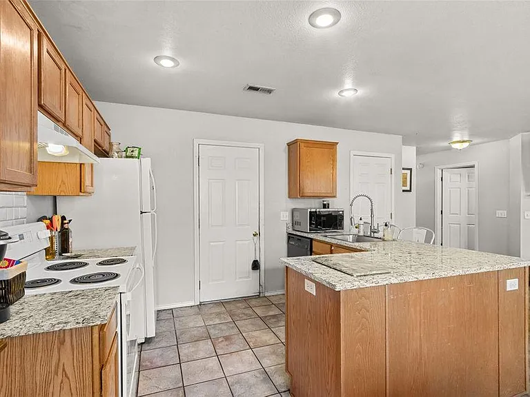 907 W Peachtree Dr — Photo 8