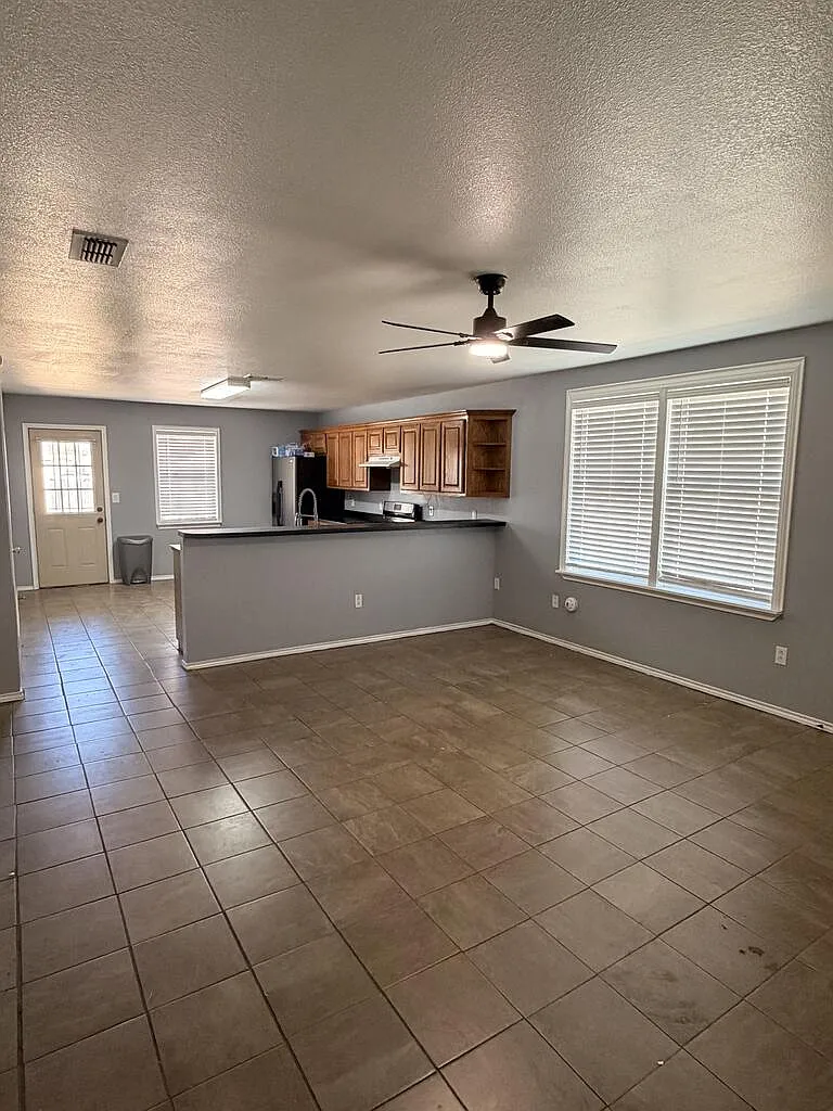 3 bed, 1.0 bath, 1181 sqft, $2,000 — Photo 2