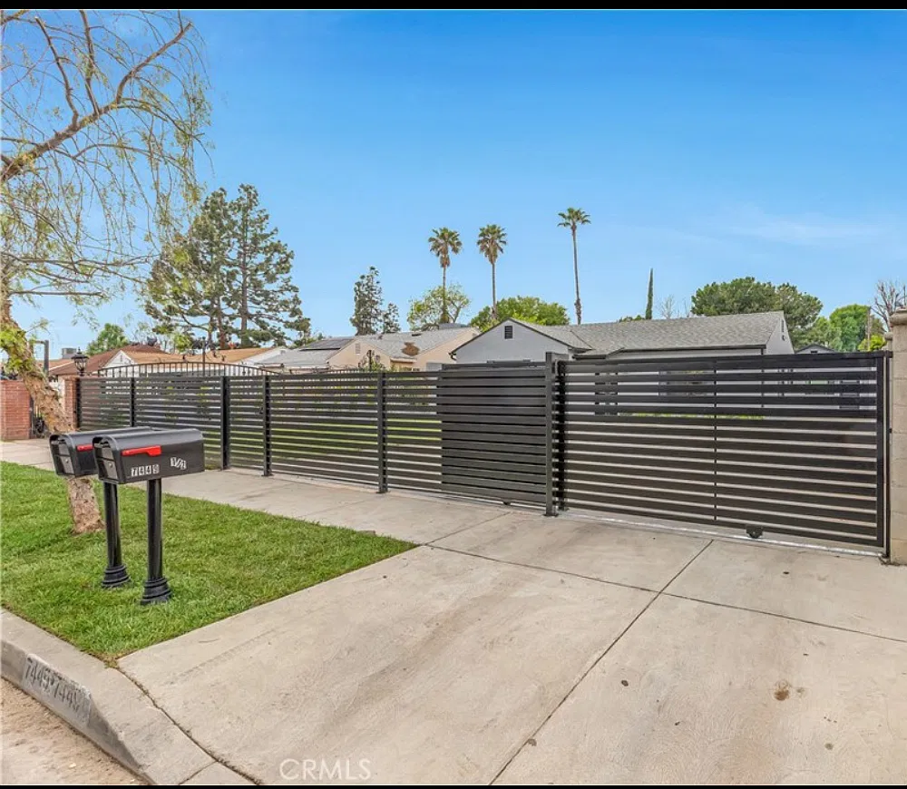 4 bed, 1335 sqft, $4,050 — Photo 2