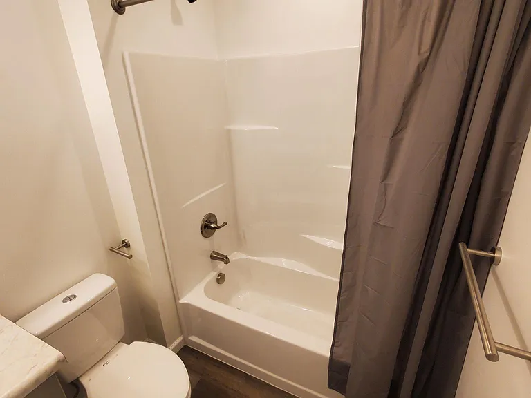 206 E Union St — Photo 11