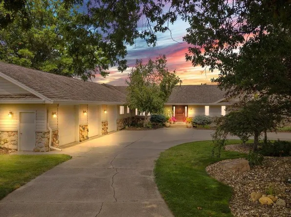 3606 Skyview Dr, Cedar Falls, IA 50613