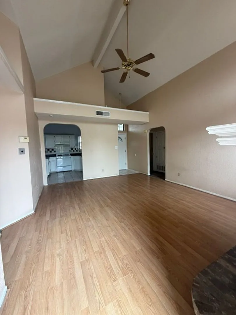 12158 Noel Espinoza — Photo 4