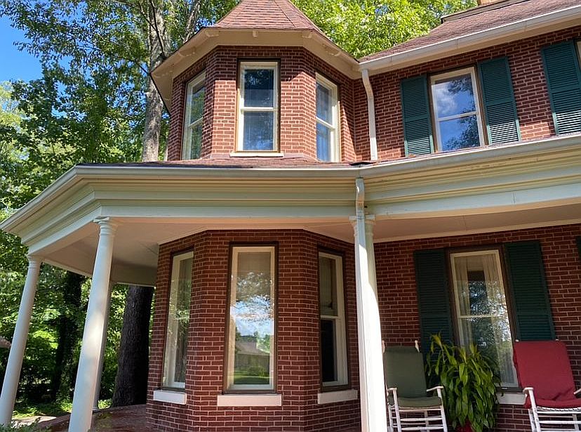 1st image of 412 E Petty Ln
