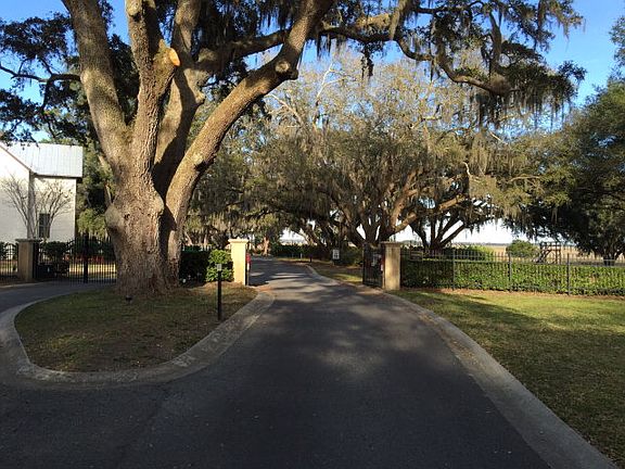 4th image of 39 Frederica Oaks Ln